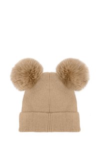 Cappello invernale lavorato a maglia beige con un risvolto e due grandi pompon soffici posizionati come orecchie in cima.