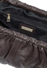 Ruskea nahkainen käsilaukku, jossa on kerätty pintakuviointi, kullanvärinen vetoketjutasku ja musta kangasvuori, jossa toistuva logokuvio.