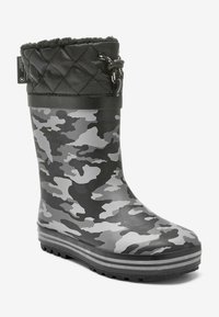Botte de pluie en caoutchouc imperméable avec un motif camouflage gris et noir, dessus matelassé texturé, fermeture à cordon et semelle noire texturée.