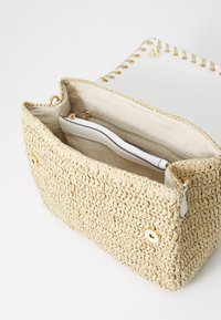 Borsa a tracolla in paglia intrecciata beige, con esterno texturizzato, dettagli in metallo dorato e interno foderato in tessuto con una tasca con zip.