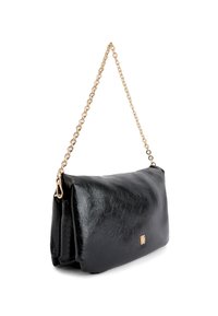 Musta nahkainen clutch-laukku, jossa on kultasävyinen ketjukahva, taittuvan muotoilun ja hienovarainen logo etupuolella. Pehmeä rakenne, moderni silhuetti.