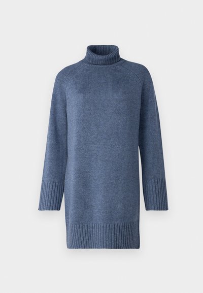Pull en tricot bleu avec un col roulé haut, des manches raglan longues, des poignets et un ourlet côtelés. Texture douce, conçu pour le confort et la chaleur.