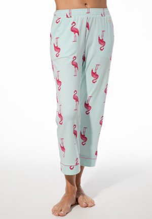 Hellblaue Pyjamahose mit pinkem Flamingo-Print, elastischem Bund und Bündchen an den Knöcheln, getragen von einer stehenden Person mit nackten Füßen.