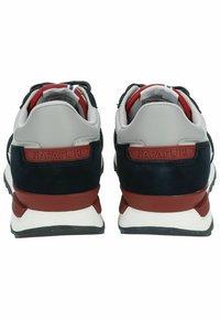 Sneaker in suede nero e blu con dettagli bianchi e rossi, dotate di un colletto imbottito e un retro con logo. Suola in gomma per una migliore aderenza.