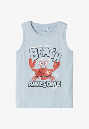 Camiseta sin mangas azul claro para niños pequeños con un cangrejo rojo sonriente y el texto "Beach Patrol Awesome Dude" en una fuente divertida.