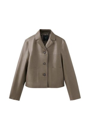 Taupe kratka jakna iz umetnega usnja s tremi gumbi, ovratnikom z zarezami in dvema sprednjima žeparskima žepoma, položena ravno na belem ozadju.