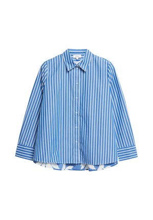 Niebieska koszula z długim rękawem na guziki, z białymi pionowymi paskami, spiczasty kołnierz i lekko zakrzywiona dolna krawędź na białym tle.