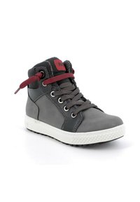 Sneaker alta in pelle grigia con lacci bordeaux, punta rotonda, suola in gomma bianca e etichetta rossa del brand sulla linguetta. Accenti texturizzati sul lato.