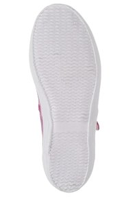 Schuhsohle aus strukturiertem, weißem Gummi mit Rillen für besseren Grip. Die Seite zeigt rosa Akzente und eine Stichdetail, insgesamt ein glattes Design.