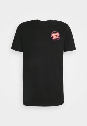 Czarny bawełniany t-shirt z różowym, okrągłym logo po lewej stronie klatki piersiowej. Krótkie rękawy, okrągły dekolt, standardowy krój. Gładka tekstura.