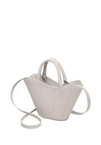 Lys grå læder tote taske med struktureret, vinkelret design, to korte håndtag og en aftagelig skulderrem, prydet med syning detaljer.
