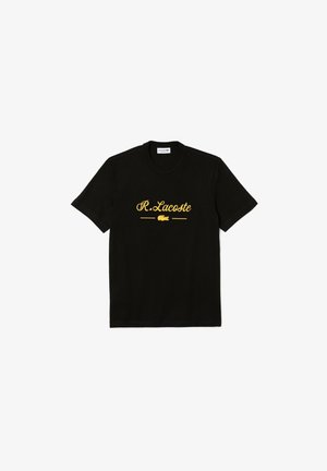 Czarna koszulka z krótkim rękawem z żółtym napisem "R.Lacoste" oraz logo krokodyla na środku klatki piersiowej, okrągły dekolt.