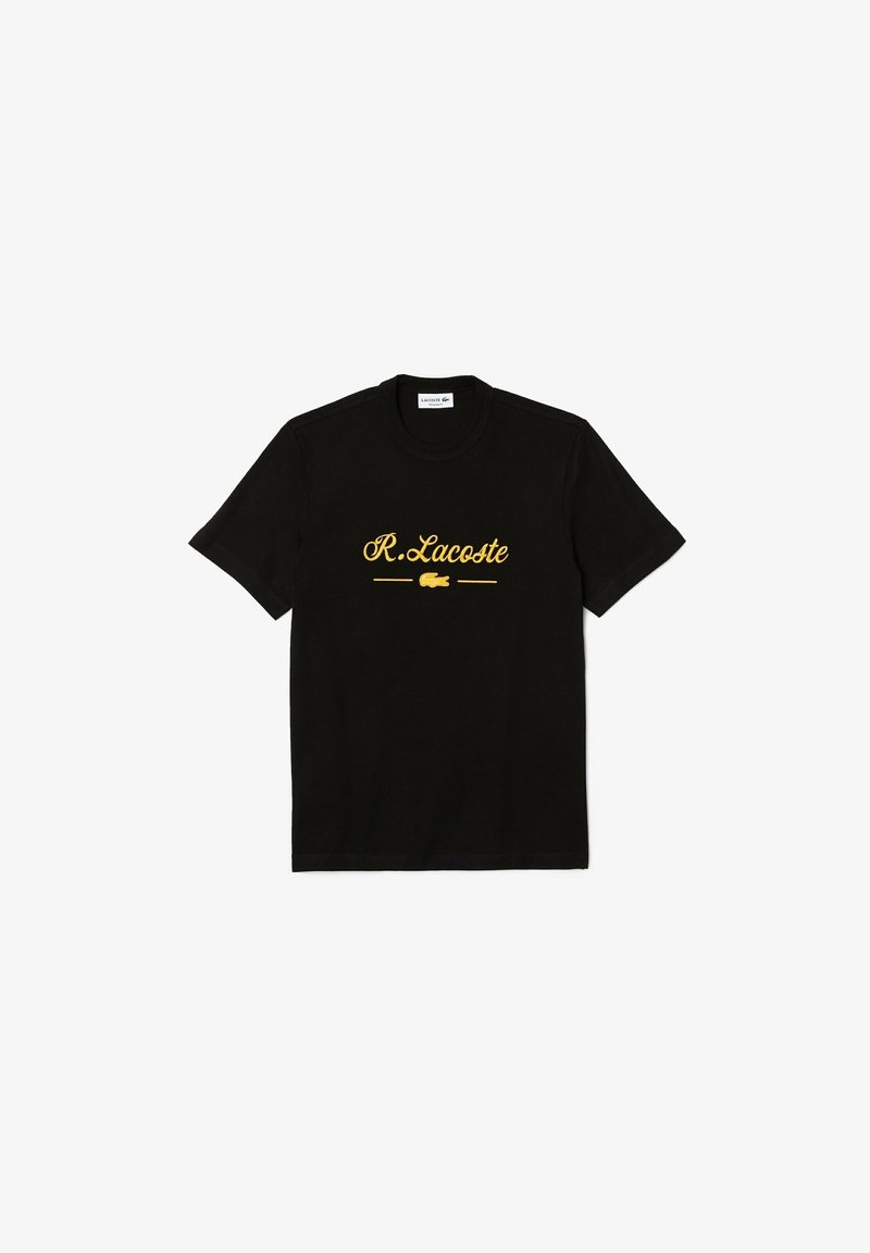 T-shirt noir à manches courtes avec le texte "R.Lacoste" jaune et le logo de crocodile centré sur la poitrine, col rond.
