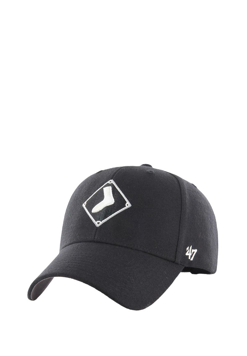 Schwarze Baseballmütze mit einem weißen Socken-Logo auf einem Diamant-Patch, veredelt mit gestickten Akzenten und einem gebogenen Schild.