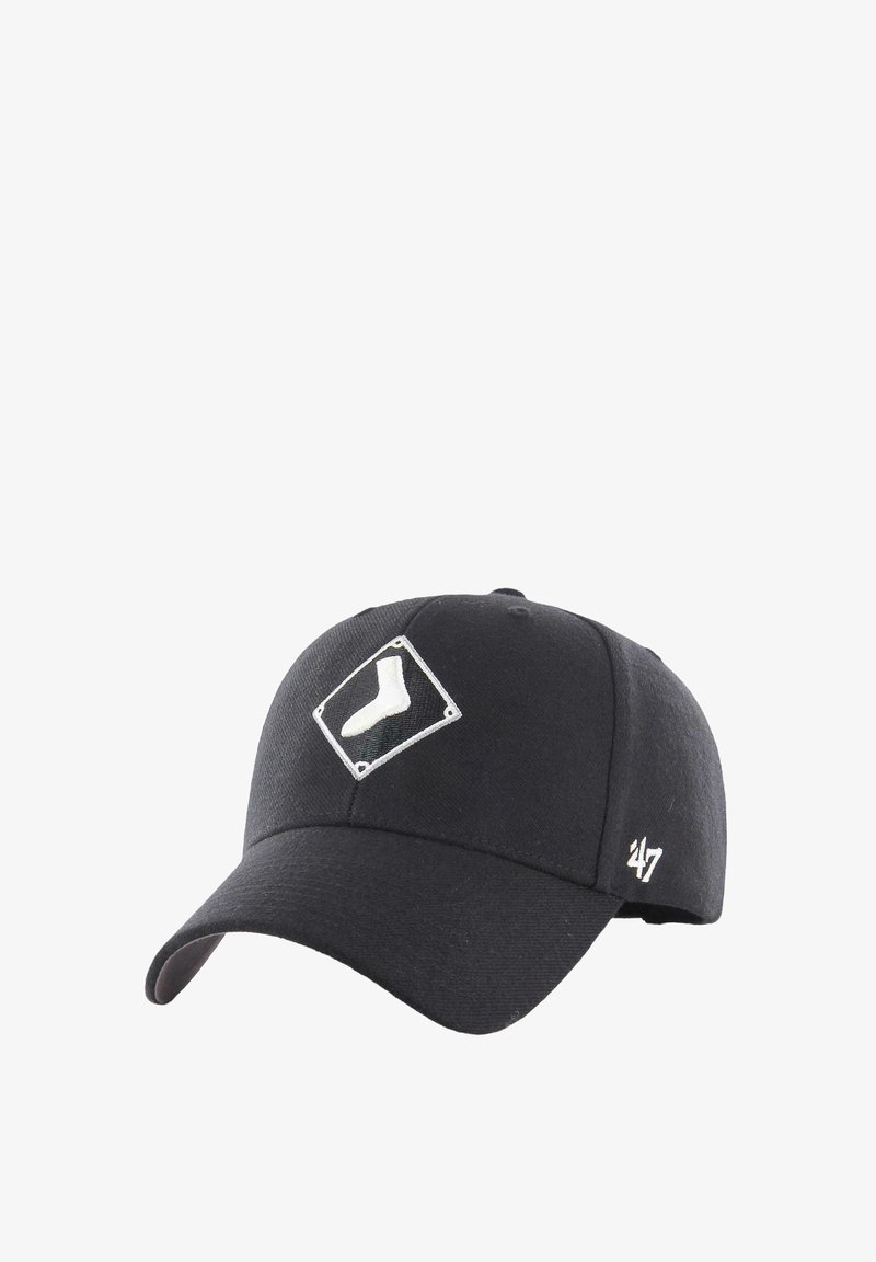 Schwarze Baseballmütze mit einem weißen Socken-Logo auf einem Diamant-Patch, veredelt mit gestickten Akzenten und einem gebogenen Schild.