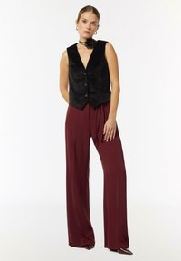 comma MIT BINDEGÜRTEL - Trousers - bordeaux