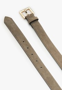 Suède ceintuur in taupe met een gladde textuur, voorzien van een vierkante gouden gesp en meerdere gaten voor aanpassing. Eenvoudig, elegant ontwerp.