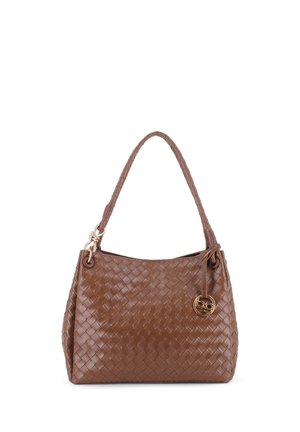 Bolso de cuero trenzado de color marrón con un solo asa trenzada y un charm circular dorado colgando del lado superior derecho.