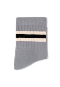 Chaussette grise côtelée avec deux bandes horizontales, une noire et une crème, sur la partie supérieure. Texture lisse avec une coupe ajustée.