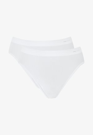 Dwie pary białych bawełnianych majtek w klasycznym fasonie, charakteryzujących się gładką fakturą. Prosty elastyczny pas z minimalnym logo.