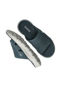 Blauwe mesh instapsandalen met een gestructureerde bovenkant, witte rubberen zool en grijze accenten; voorzien van flexibele groeven voor grip en comfort.