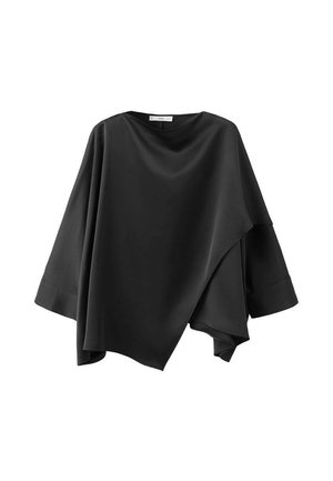 Musta pitkähihainen epäsymmetrinen löysä pusero, jossa leveät kalvosimet ja laskeutuva etupaneeli.