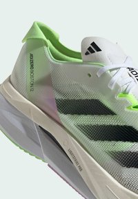 adidas Performance ADIZERO BOSTON 12 - Løbesko til landevejen - cloud white   core black   green spark