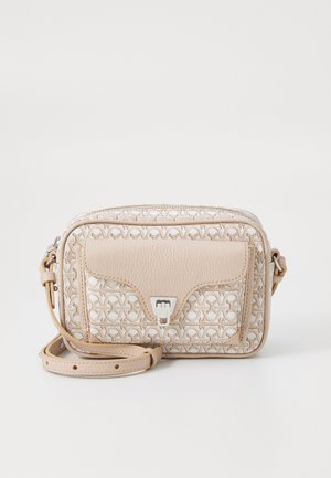 Beige lædertaske med et struktureret vævet mønster, sølv hardware, lynlåslukning og justerbar rem. Rektangulær form med afrundede kanter.