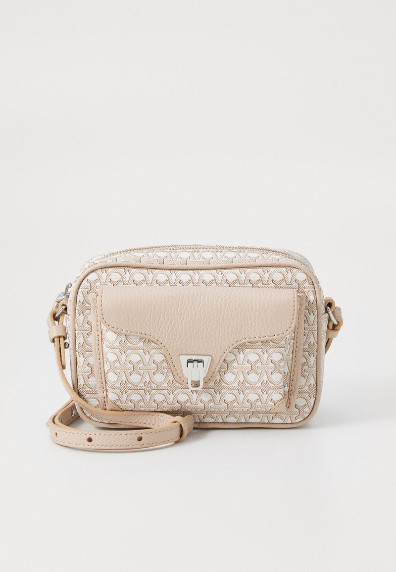 Borsa in pelle beige con motivo intrecciato testurizzato, hardware argentato, chiusura con zip e tracolla regolabile. Forma rettangolare con bordi arrotondati.