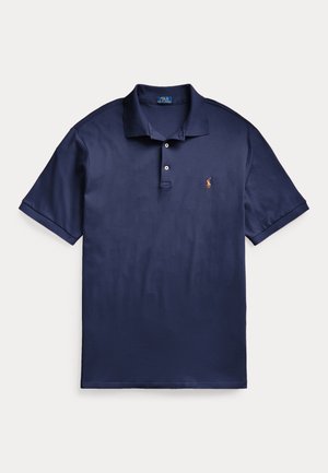 Navy plava polo majica napravljena od glatkog pamuka s plohom od tri gumba i kratkim rukavima; ima mali logotip na lijevoj strani prsa.