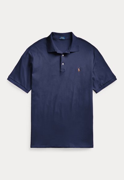 Μπλε σκούρο πουκάμισο πόλο από απαλό βαμβάκι με τρι-button επίδεσμο και κοντά μανίκια; διαθέτει μικρό λογότυπο στο αριστερό στήθος.