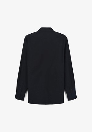 Chemise noire à manches longues avec un col classique, des poignets à boutons et un ourlet droit, fabriquée dans un tissu léger à texture lisse.