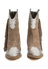 Semišové kotníkové boty se stříbrnými koženými doplňky, třásněmi a dekorativními cvočky. Hnědé tóny s texturovanými bílými a stříbrnými detailem na špičkách.