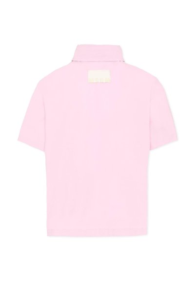 Chemise rose clair à manches courtes avec un col montant, vue de dos, avec une petite pièce rectangulaire près de l'encolure.