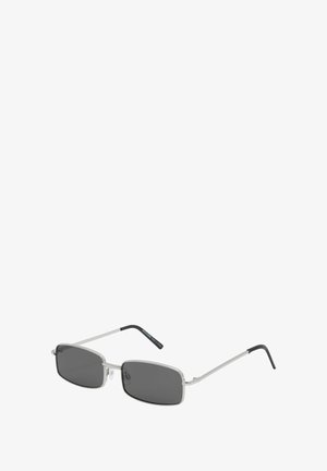 Lunettes de soleil rectangulaires avec des verres gris foncé, monture en métal argenté fin et embouts de branches en caoutchouc noir. Design minimaliste.