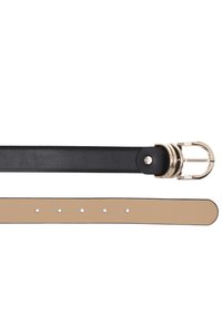 Zwarte leren riem met een gouden dubbele ringgesp. Beschikt over een glad oppervlak en meerdere gaatjes op een beige achtergrond voor verstelbaarheid.