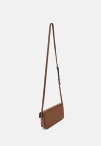 Brązowa torebka crossbody ze skórzaną fakturą, z długim regulowanym paskiem i prostokątnym kształtem, posiadająca zamek błyskawiczny na górze.