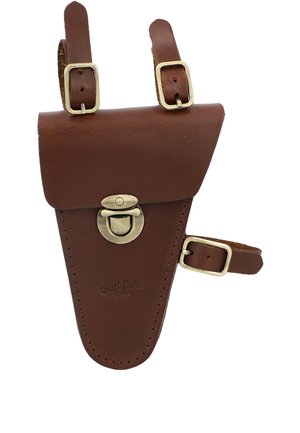 Bruine leren fietsgereedschapstas aan de linkerkant met klep, metalen sluiting en drie verstelbare gespbanden voor bevestiging.