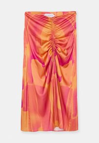Jupe midi en satin avec un design froncé à l'avant, dans des teintes vives d'orange et de rose, présentant une texture lisse et une silhouette fluide.