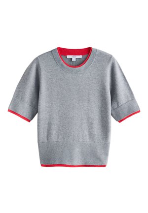 Grauer Strickpullover mit kurzen Ärmeln und rotem Besatz am Kragen, an den Ärmelbündchen und am Saum, flach auf einem weißen Hintergrund dargestellt.