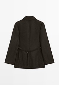 Dunkelbrauner Wollmischmantel mit offenem Kragen, weiten Ärmeln und einem taillierten Bund. Klare Linien und minimalistisches Design.