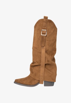 Bruine suède cowboylaars met een puntige neus, een nonchalant ontwerp, verstelbare band met een zilveren gesp en een lage gestapelde hak.