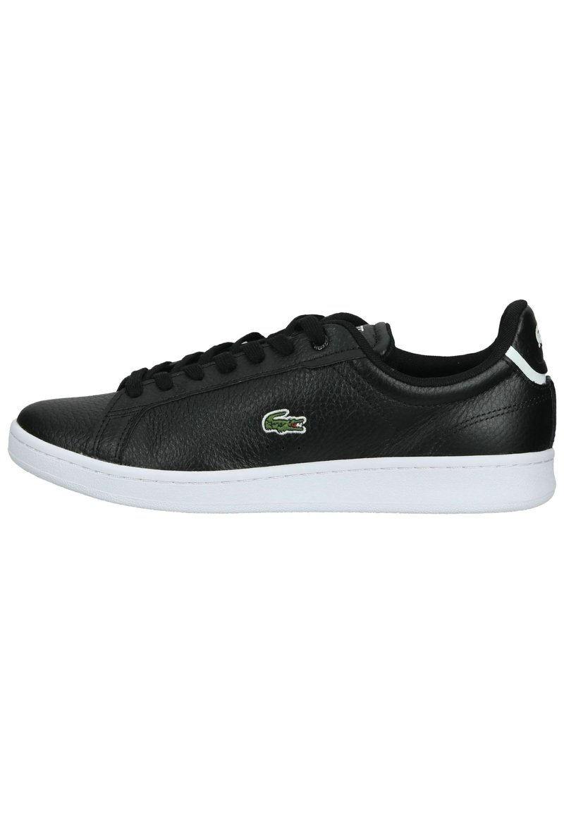 Baskets en cuir noir avec une texture lisse, fermeture à lacets et semelle en caoutchouc blanche contrastante. Accent logo vert sur le côté.