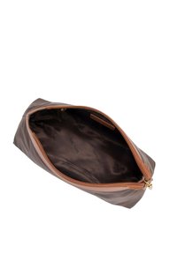 Bruine leren cosmetica tas met een ritssluiting. Interieur gevoerd met stof in donkere kleur met herhaald logo van het merk. Soepele buitenkant.