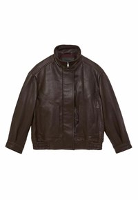 Giacca in pelle marrone con colletto rialzato, chiusura a zip, superficie testurizzata, tasche laterali e dettaglio elastico sull'orlo.