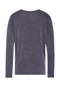 Langarm-Grauer Pullover mit Rundhalsausschnitt, feiner Stricktextur und gerippten Bündchen. Hat ein einfaches, unverziertes Design.