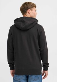 Sudadera negra con capucha ajustable, que presenta puños y dobladillo de canalé. Fabricada con un tejido suave, con un corte relajado y costuras duraderas.