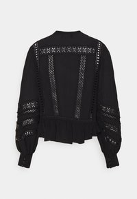 Svart långärmad blus med spetsinsatser på ryggen och ärmarna, knäppning vid ärmsluten och volangnederkant.