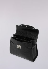 Svart texturerad läderhandväska med överhandtag, silverfärgad rektangulär låsning och öppen klaff som avslöjar ett zipfack inuti.