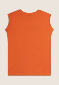 Camiseta sin mangas de color naranja, hecha de algodón, con un cuello redondo y bordes limpios. Textura suave con un color sólido, sin patrones ni acentos.